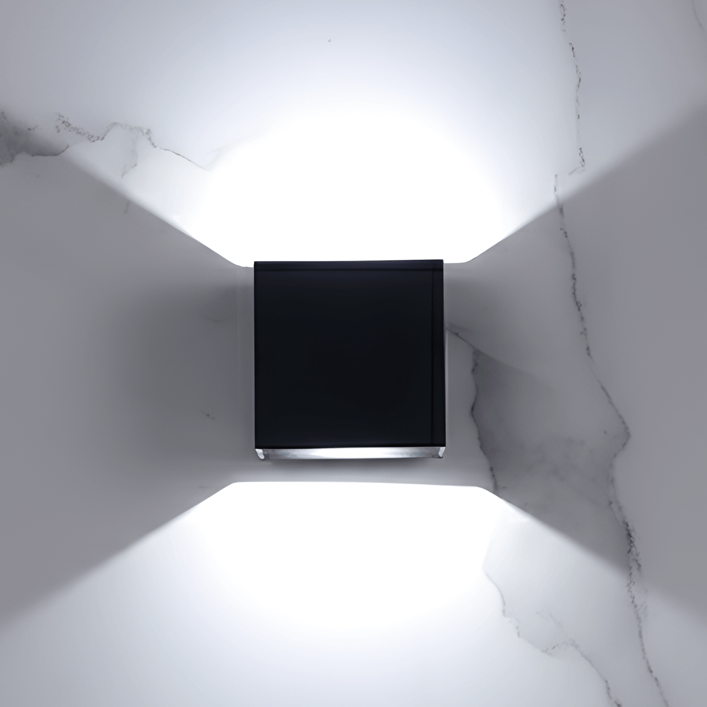 ELORA – Lampe murale moderne en aluminium avec éclairage LED bidirectionnel et design élégant.