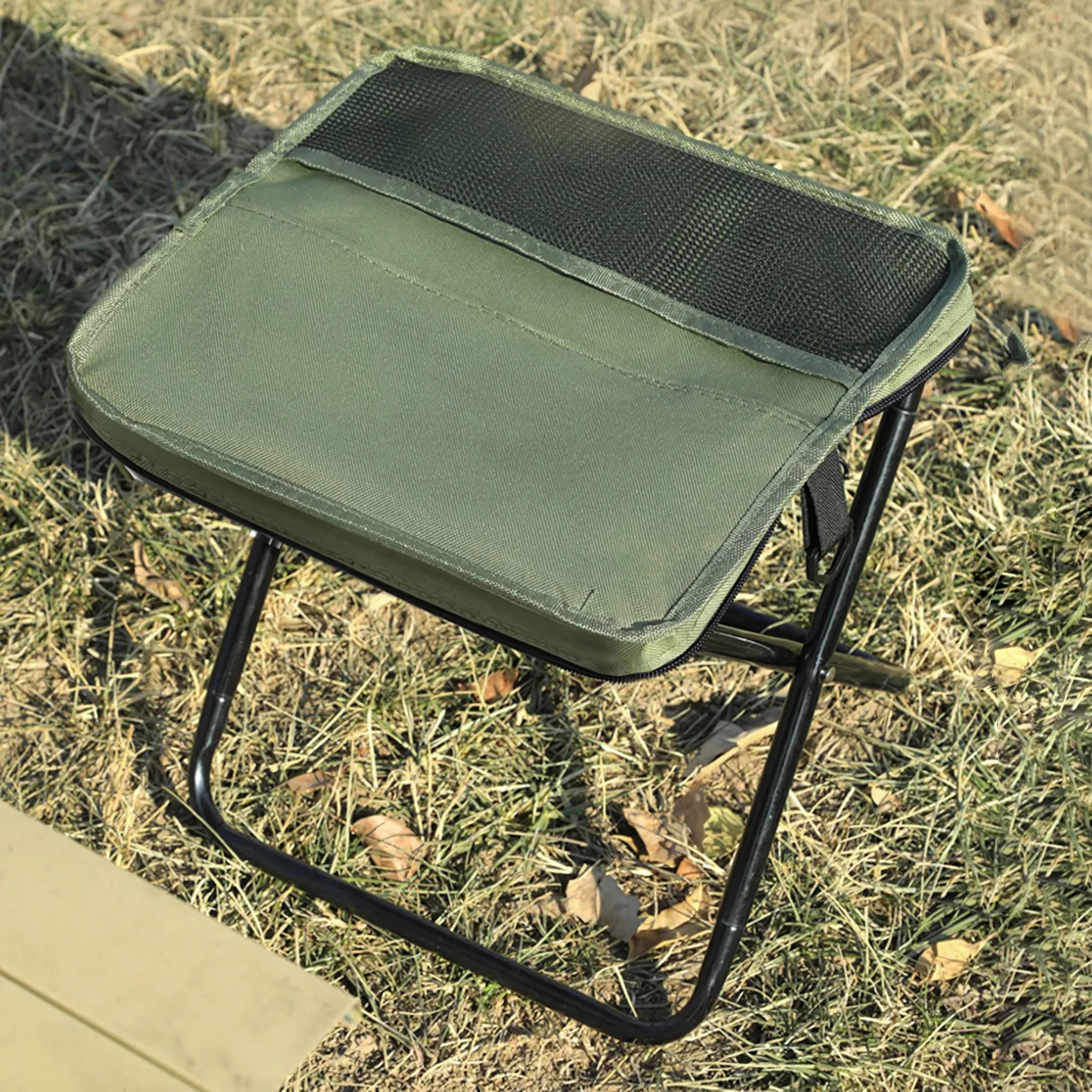 FoldSeat - Kompakt Hopfällbar Pall med Bärrem och Väderbeständig Dyna för Resor, Camping & Vardag