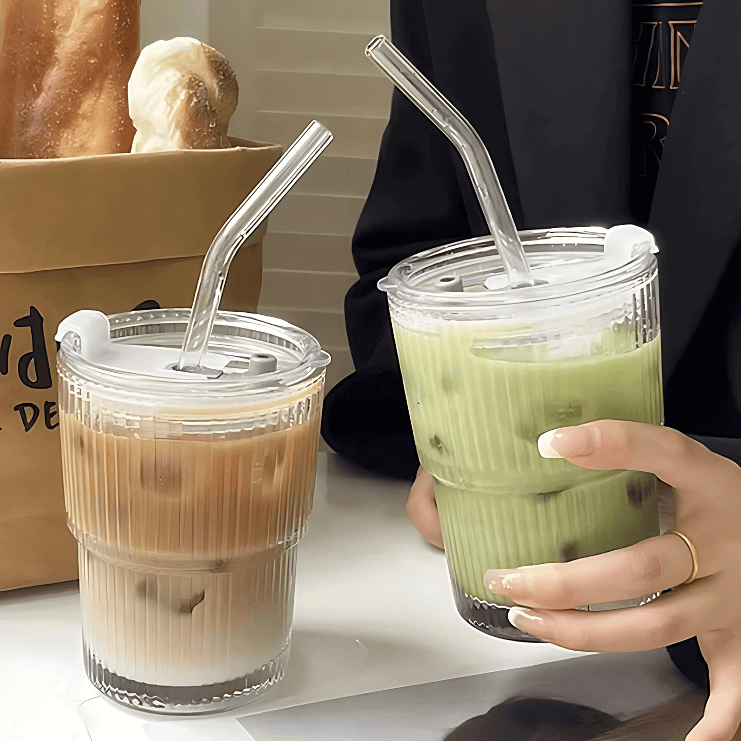 ClearSip – Randig Glasmugg med Lock & Sugrör för Kaffe, Te och Juice (450ml)