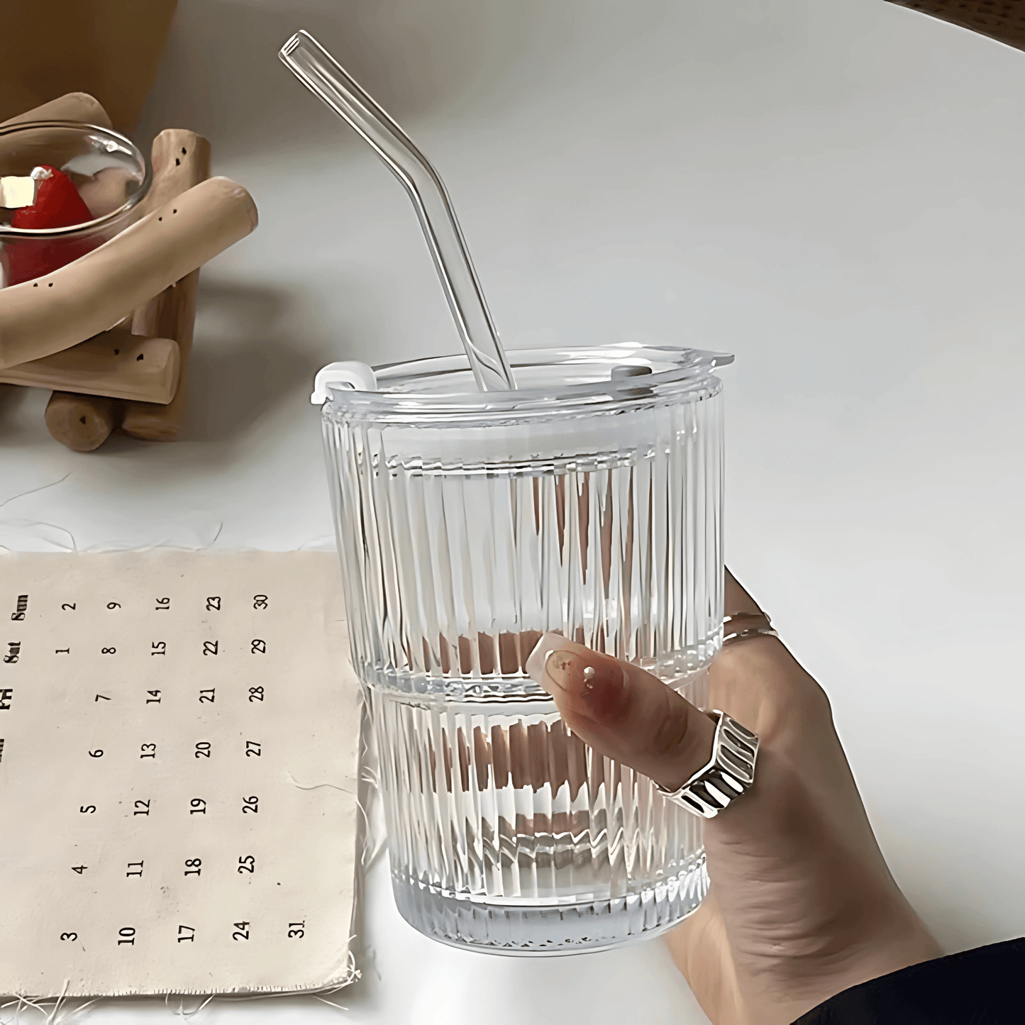 ClearSip – Randig Glasmugg med Lock & Sugrör för Kaffe, Te och Juice (450ml)