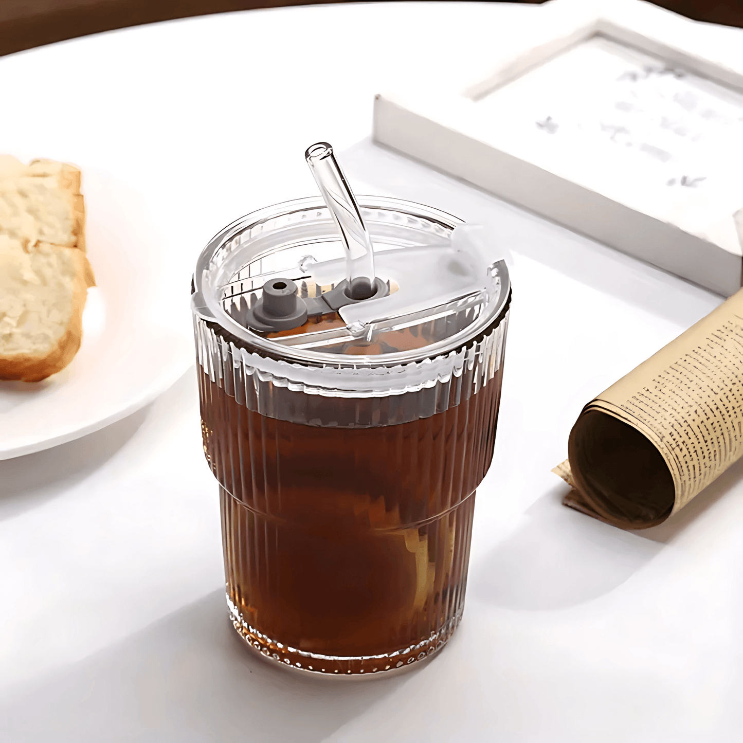 ClearSip – Randig Glasmugg med Lock & Sugrör för Kaffe, Te och Juice (450ml)