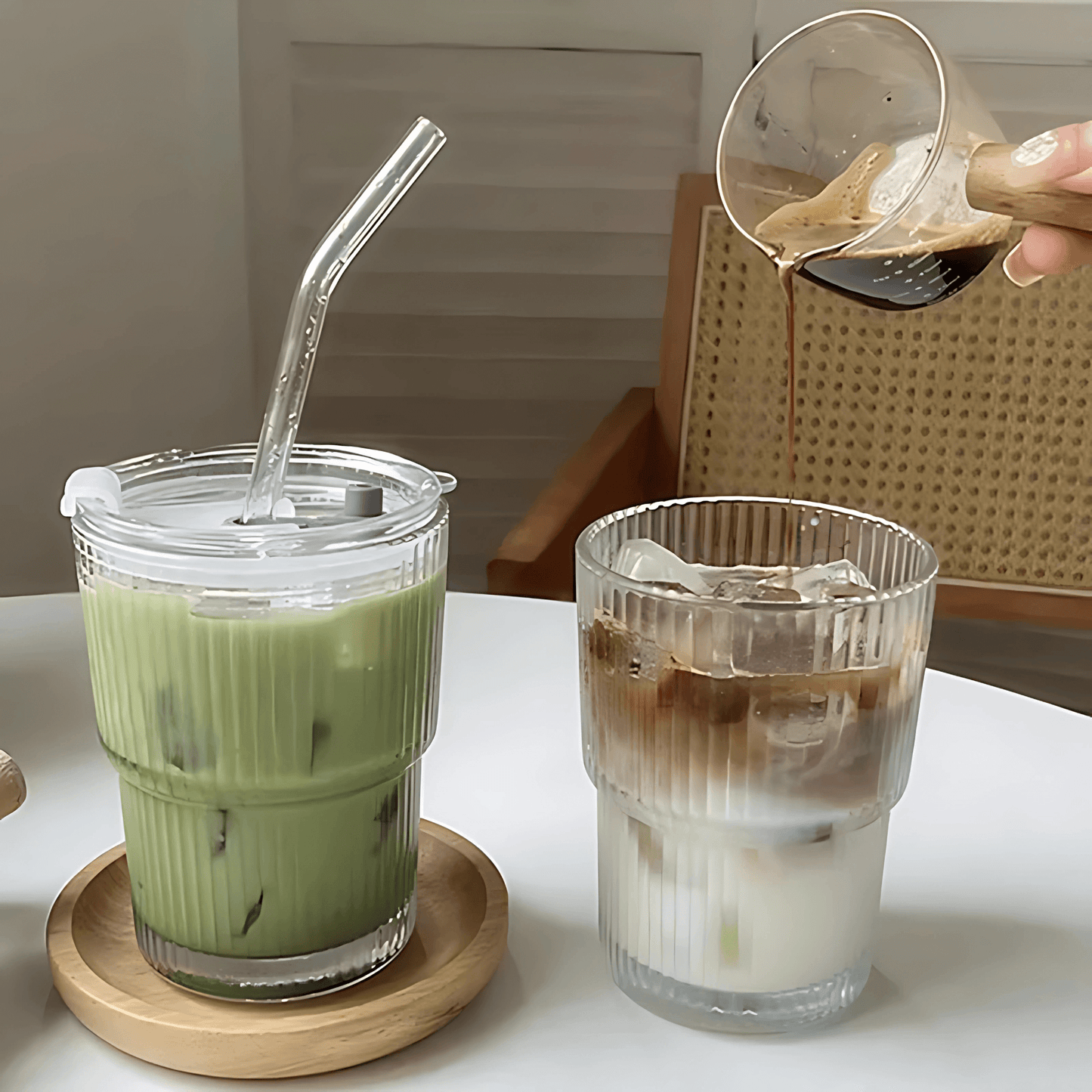 ClearSip – Randig Glasmugg med Lock & Sugrör för Kaffe, Te och Juice (450ml)