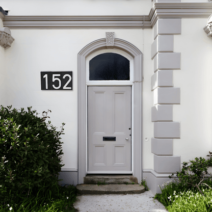 SOLENN – Solcellsdriven LED-Husnummerskylt med Automatisk Belysning & Vattentätt Hölje