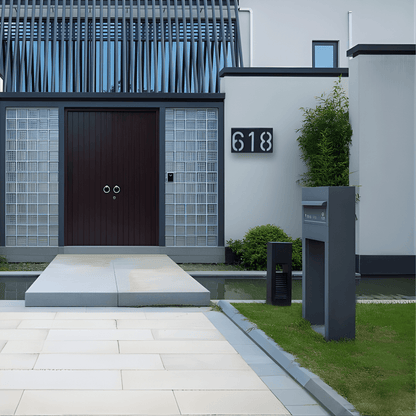 SOLENN – Solcellsdriven LED-Husnummerskylt med Automatisk Belysning & Vattentätt Hölje