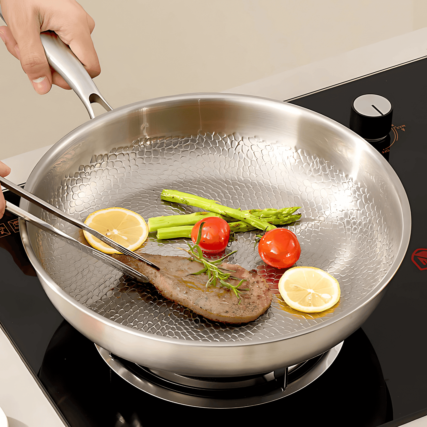 AXEL – Titanförstärkt Rostfri Stekpanna med Lotusmönster, Non-Stick Design & Kompatibilitet för Induktion och Gas