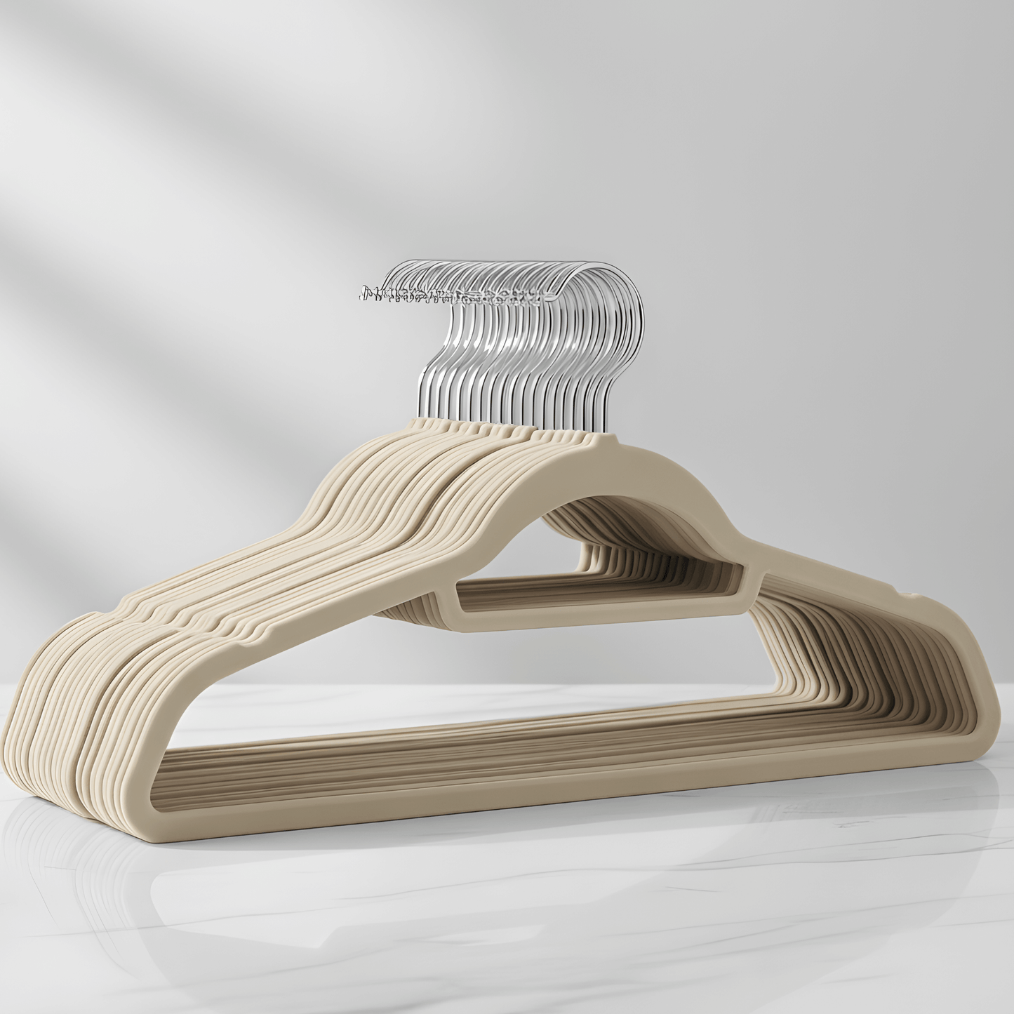 LAURA – Premium Sammetsgalgar i Set om 10 med Halkfri Yta, 360° Krok & Platsbesparande Design