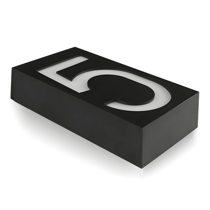 SOLENN – Solcellsdriven LED-Husnummerskylt med Automatisk Belysning & Vattentätt Hölje