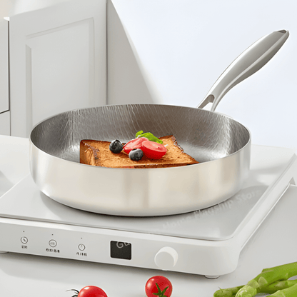 AXEL – Titanförstärkt Rostfri Stekpanna med Lotusmönster, Non-Stick Design & Kompatibilitet för Induktion och Gas