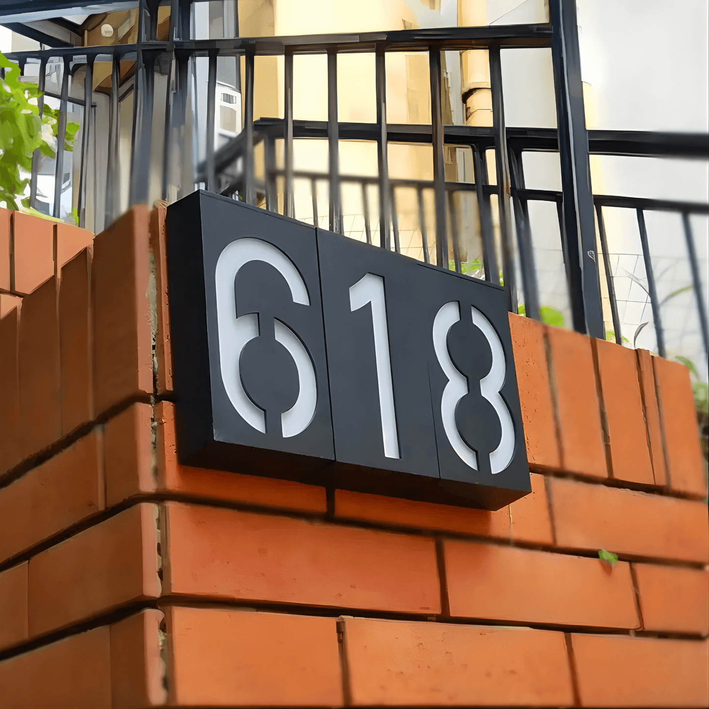 SOLENN – Solcellsdriven LED-Husnummerskylt med Automatisk Belysning & Vattentätt Hölje