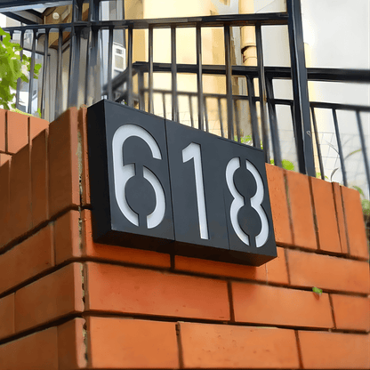 SOLENN – Solcellsdriven LED-Husnummerskylt med Automatisk Belysning & Vattentätt Hölje