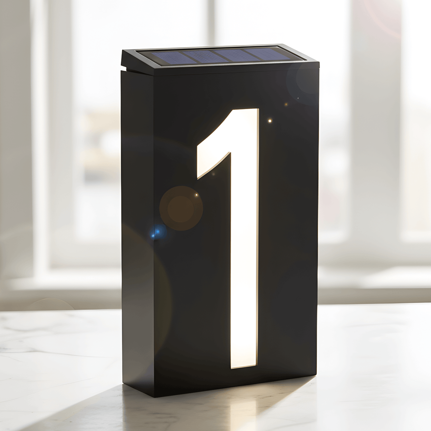 SOLENN – Solcellsdriven LED-Husnummerskylt med Automatisk Belysning & Vattentätt Hölje