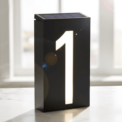 SOLENN – Solcellsdriven LED-Husnummerskylt med Automatisk Belysning & Vattentätt Hölje