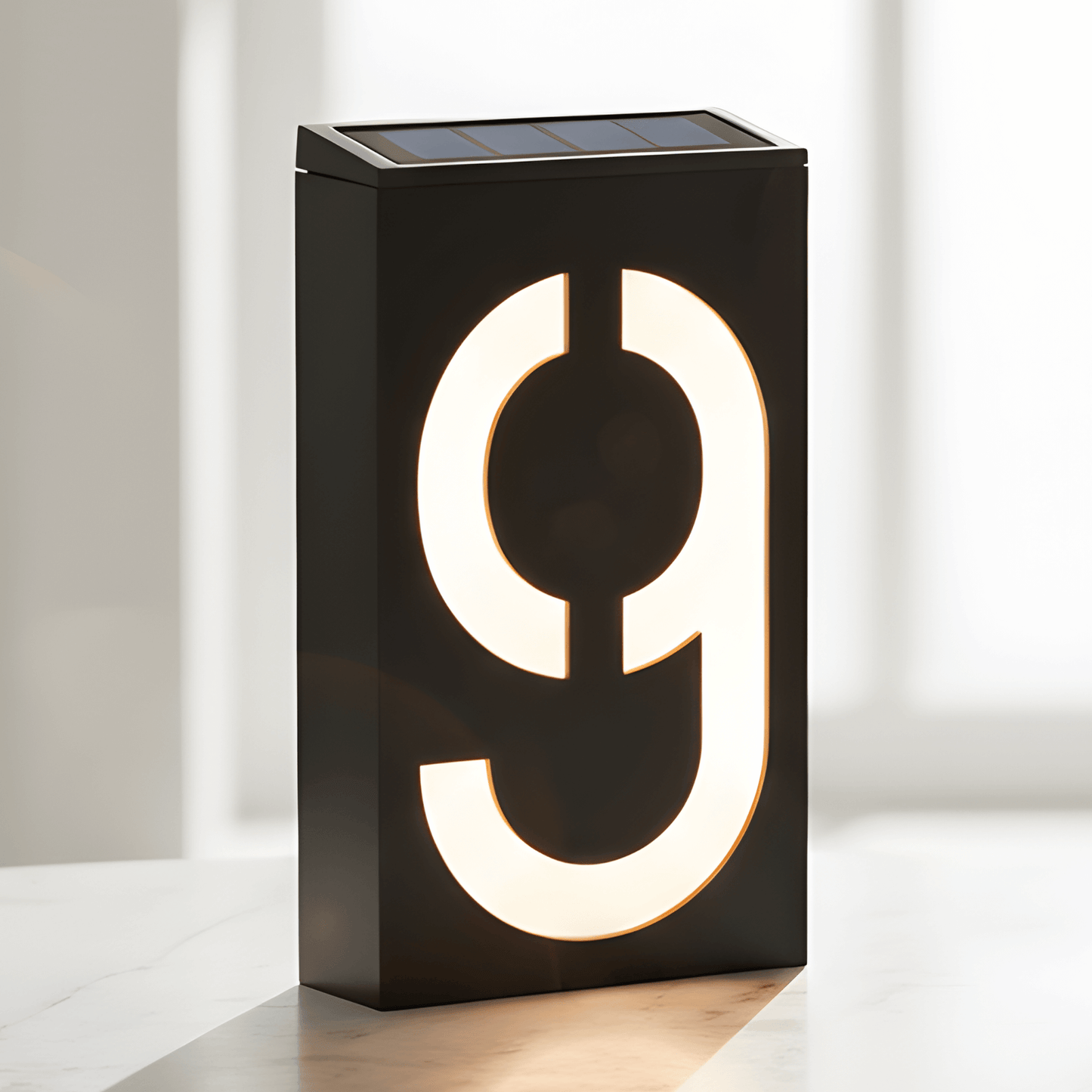 SOLENN – Solcellsdriven LED-Husnummerskylt med Automatisk Belysning & Vattentätt Hölje