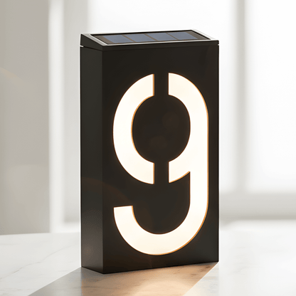 SOLENN – Solcellsdriven LED-Husnummerskylt med Automatisk Belysning & Vattentätt Hölje