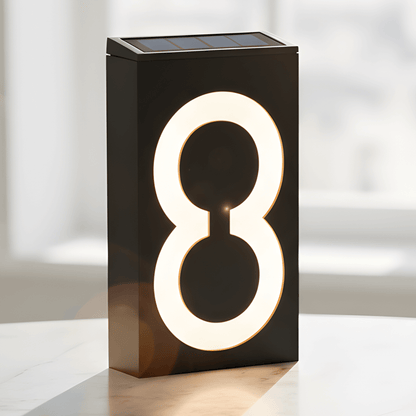 SOLENN – Solcellsdriven LED-Husnummerskylt med Automatisk Belysning & Vattentätt Hölje