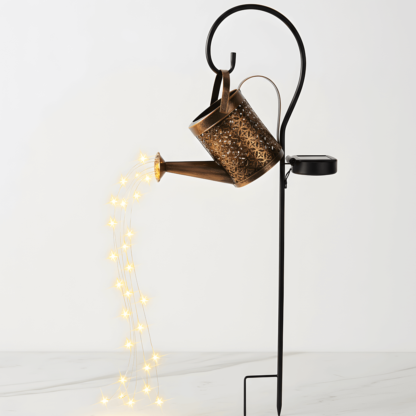 OSKAR - Kreativ Solcellslampa för Trädgården i Vattenkannedesign