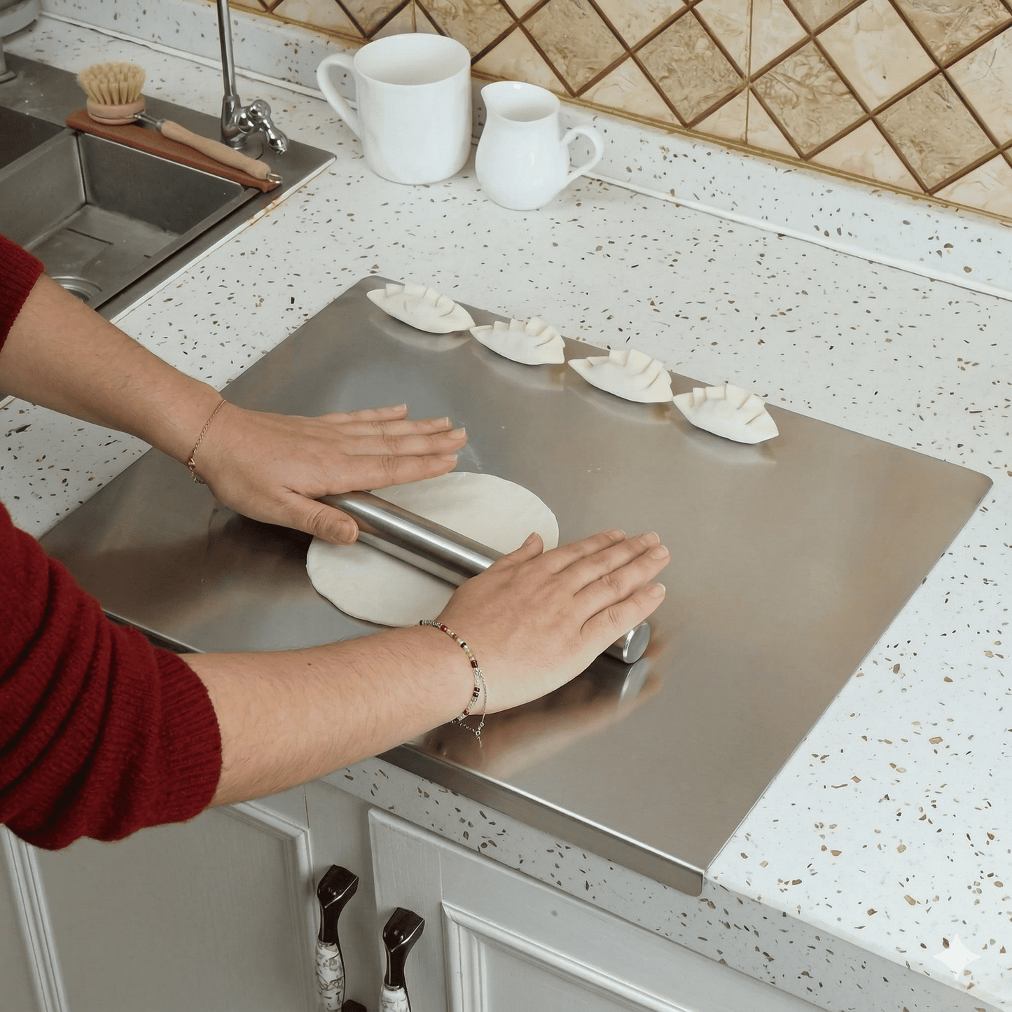 AKSEL – Planche à découper en acier inoxydable avec protection antidérapante, bord sécurisé et surface résistante pour la cuisine et la pâtisserie