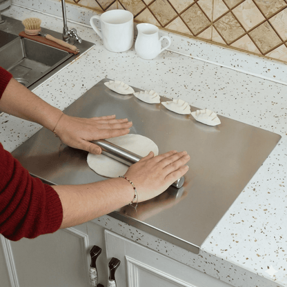 AKSEL – Planche à découper en acier inoxydable avec protection antidérapante, bord sécurisé et surface résistante pour la cuisine et la pâtisserie