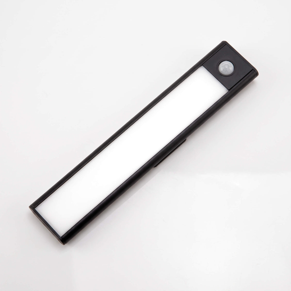 BENJAMIN – Aufladbare LED-Lampe mit Bewegungssensor und Magnetischer Montage – Kabellose Sensorbeleuchtung für Kleiderschrank, Treppe und Küche