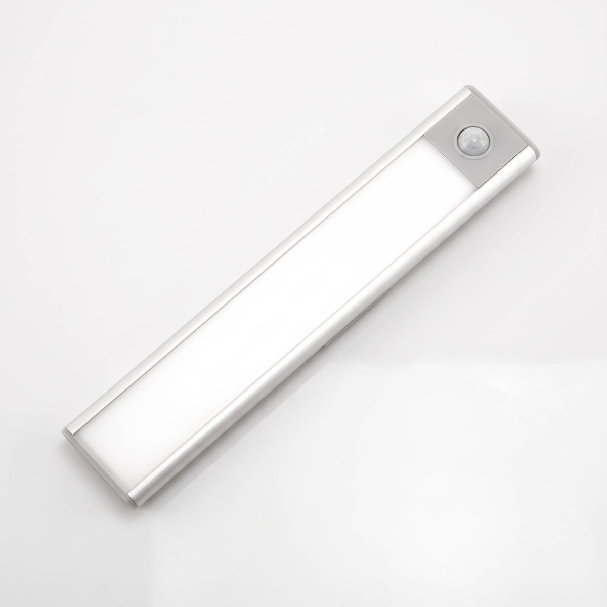 BENJAMIN – Aufladbare LED-Lampe mit Bewegungssensor und Magnetischer Montage – Kabellose Sensorbeleuchtung für Kleiderschrank, Treppe und Küche