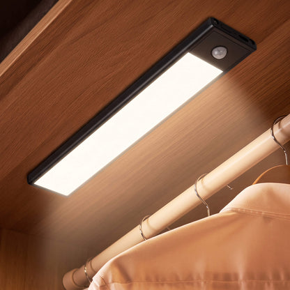 BENJAMIN – Aufladbare LED-Lampe mit Bewegungssensor und Magnetischer Montage – Kabellose Sensorbeleuchtung für Kleiderschrank, Treppe und Küche