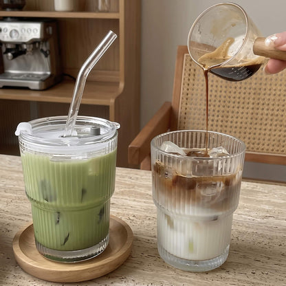 ClearSip – Randig Glas­mugg med Lock & Sugrör för Kaffe, Te och Juice (450ml)