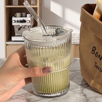 ClearSip – Randig Glas­mugg med Lock & Sugrör för Kaffe, Te och Juice (450ml)