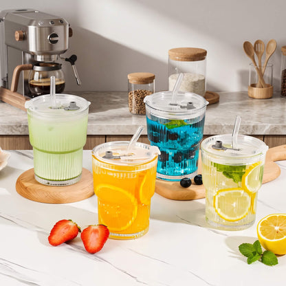 ClearSip – Randig Glas­mugg med Lock & Sugrör för Kaffe, Te och Juice (450ml)