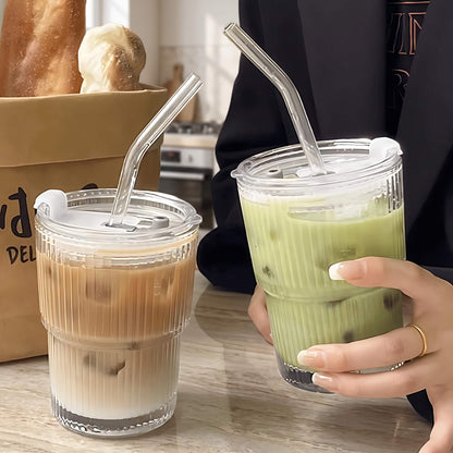ClearSip – Randig Glas­mugg med Lock & Sugrör för Kaffe, Te och Juice (450ml)