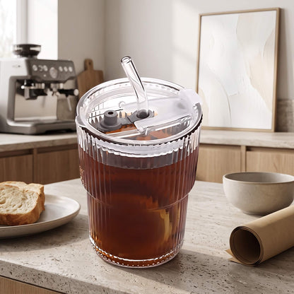 ClearSip – Randig Glas­mugg med Lock & Sugrör för Kaffe, Te och Juice (450ml)