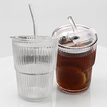 ClearSip – Randig Glas­mugg med Lock & Sugrör för Kaffe, Te och Juice (450ml)