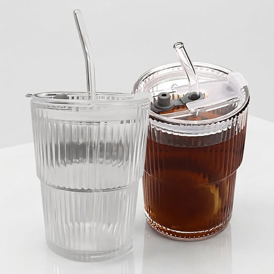 ClearSip - Glaskrus med kant og låg og sugerør til kaffe, te og juice (450 ml)