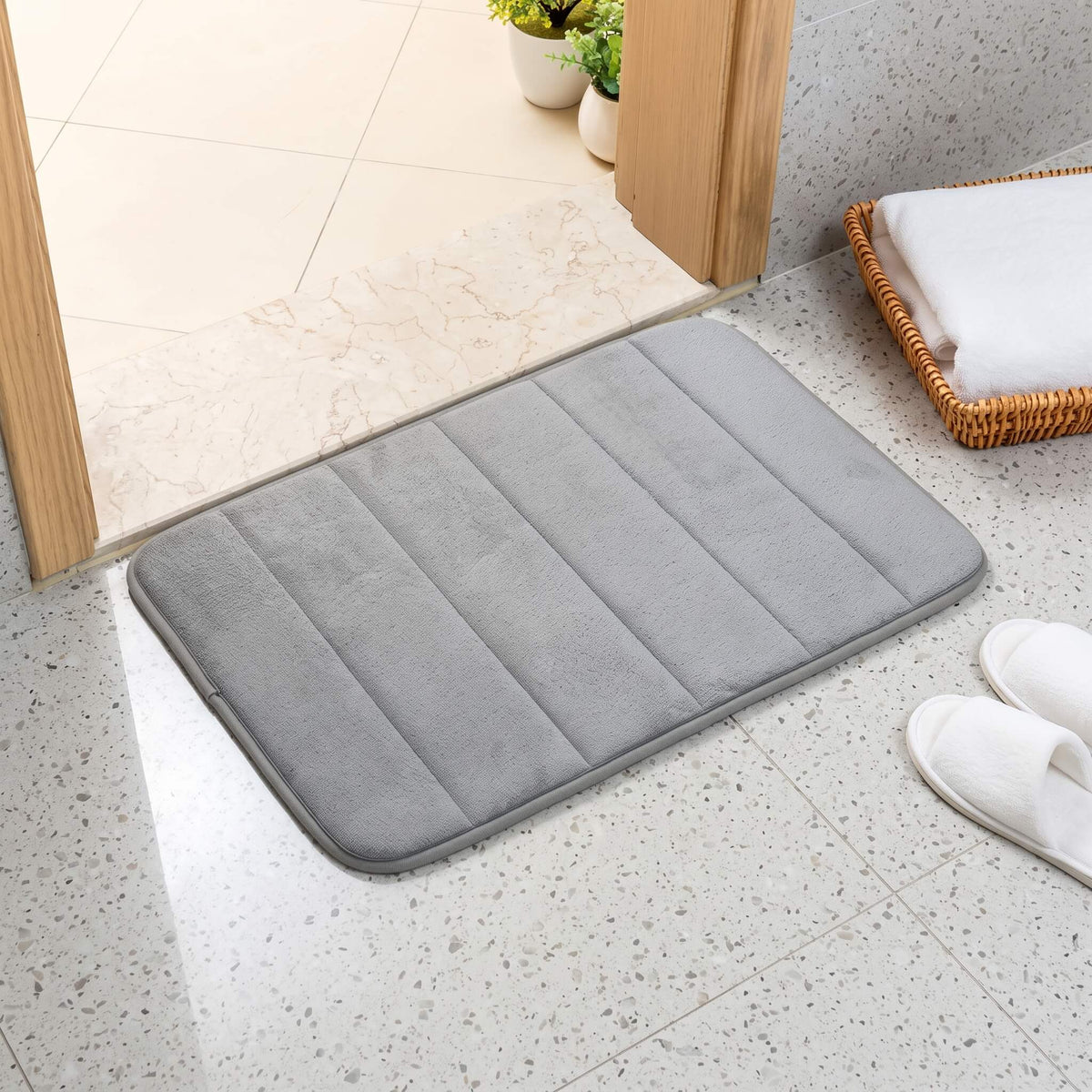 ComfortCush – Blødt Badeværelsemåtte med Hurtig Absorbering & Skridsikker Bund i Memoryskum