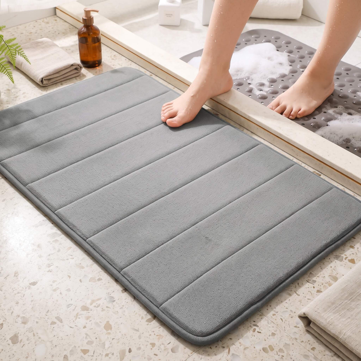 ComfortCush – Blødt Badeværelsemåtte med Hurtig Absorbering & Skridsikker Bund i Memoryskum