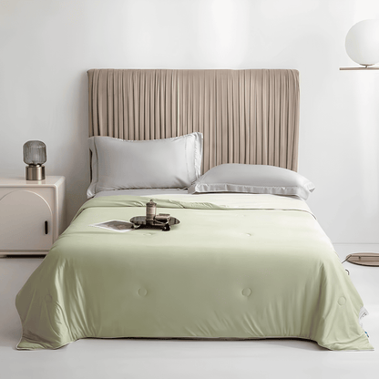 SIXTEN – Kylande Täcke i 100% Polyester med Q-max 0,44 – Twin eller Queen
