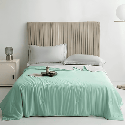 SIXTEN – Kylande Täcke i 100% Polyester med Q-max 0,44 – Twin eller Queen