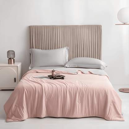 SIXTEN – Kylande Täcke i 100% Polyester med Q-max 0,44 – Twin eller Queen