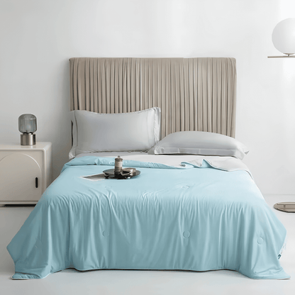 SIXTEN – Kylande Täcke i 100% Polyester med Q-max 0,44 – Twin eller Queen