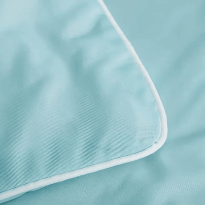 SIXTEN – Kylande Täcke i 100% Polyester med Q-max 0,44 – Twin eller Queen