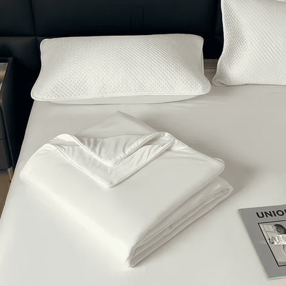SIXTEN – Kylande Täcke i 100% Polyester med Q-max 0,44 – Twin eller Queen