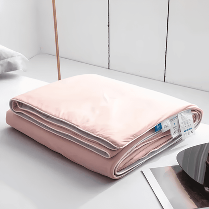 SIXTEN – Kylande Täcke i 100% Polyester med Q-max 0,44 – Twin eller Queen
