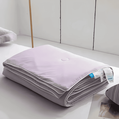 SIXTEN – Kylande Täcke i 100% Polyester med Q-max 0,44 – Twin eller Queen