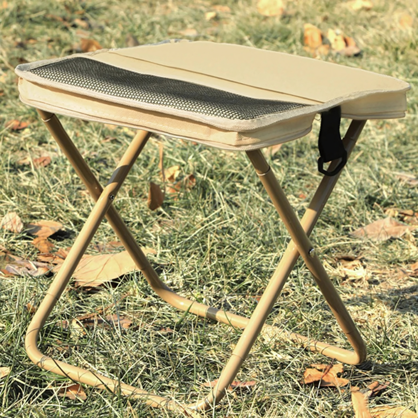 FoldSeat - Kompakt Hopfällbar Pall med Bärrem och Väderbeständig Dyna för Resor, Camping & Vardag