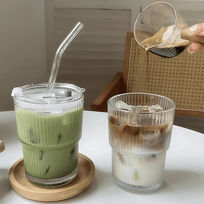 ClearSip – Randig Glas­mugg med Lock & Sugrör för Kaffe, Te och Juice (450ml)