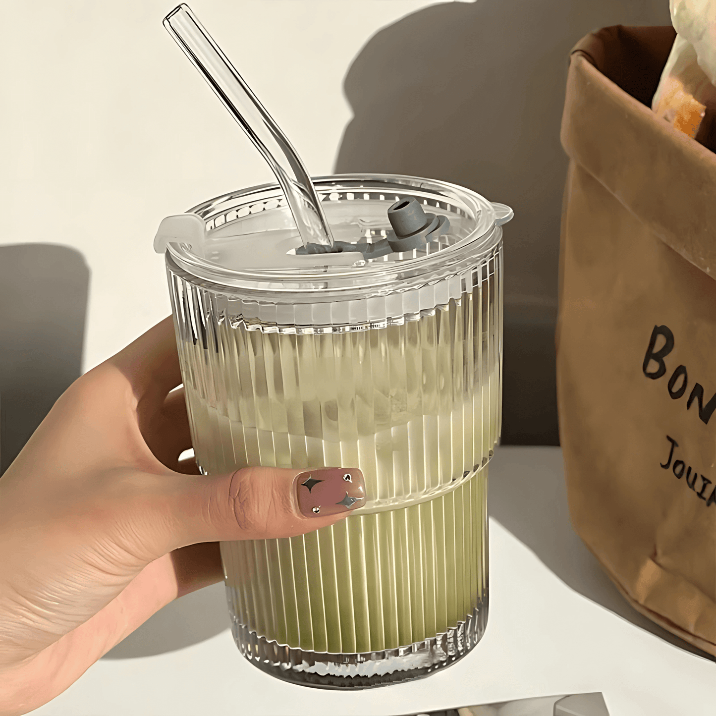 ClearSip – Randig Glas­mugg med Lock & Sugrör för Kaffe, Te och Juice (450ml)