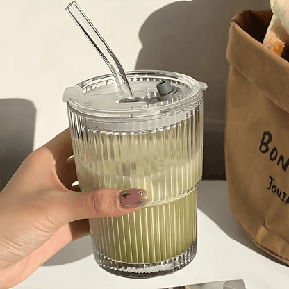 ClearSip – Randig Glas­mugg med Lock & Sugrör för Kaffe, Te och Juice (450ml)